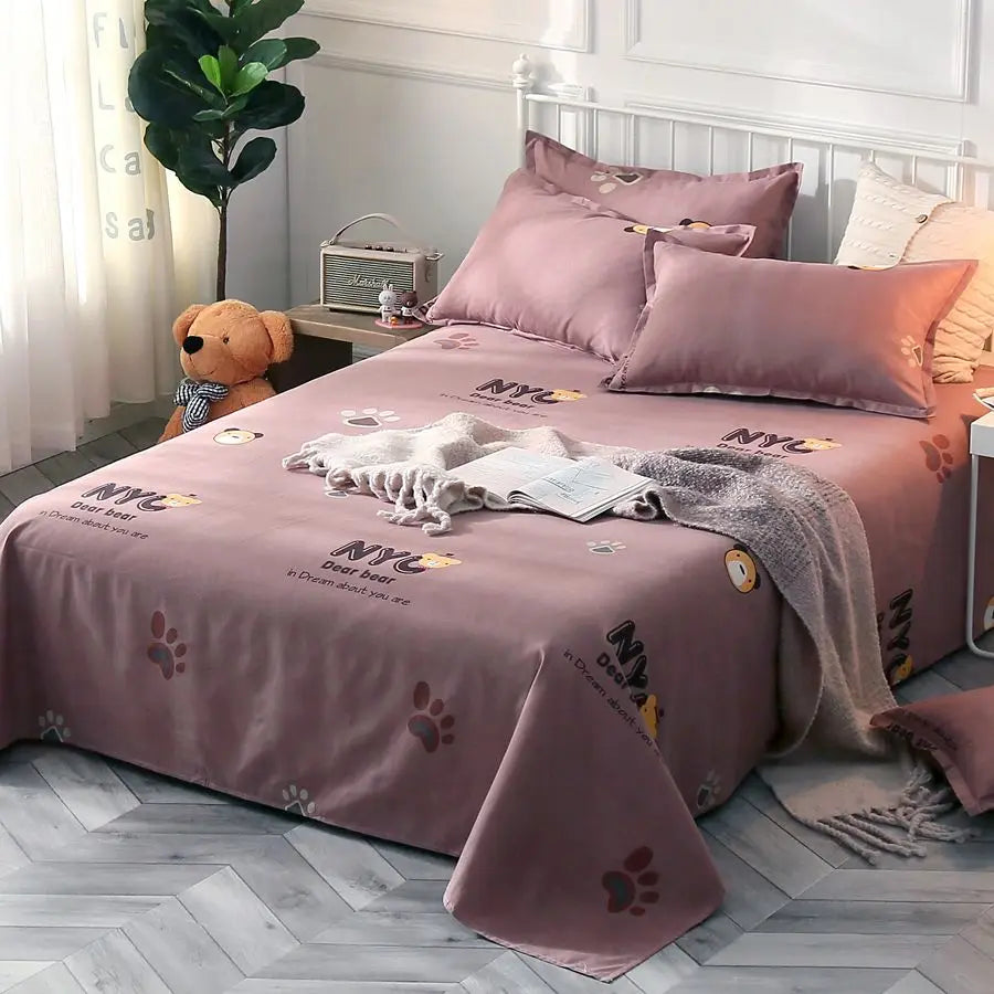 Ensemble de draps en coton doux, drap plat et taies d’oreiller assorties, présenté sur un lit Double dans une chambre lumineuse et épurée. Décoration Intérieure.