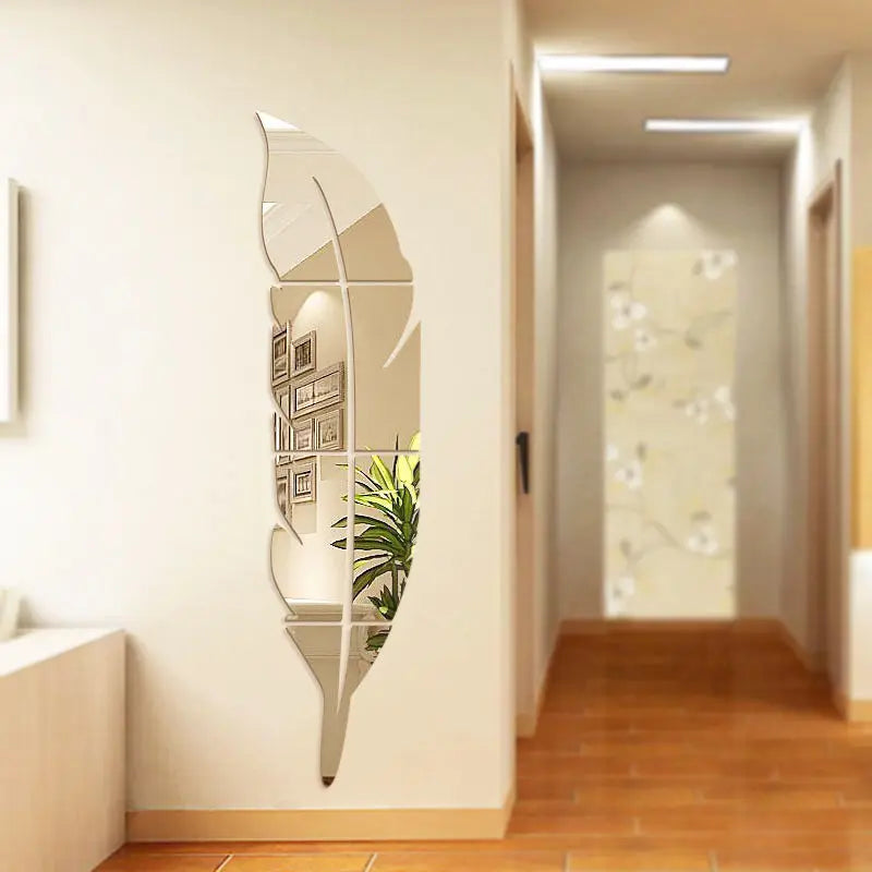 Miroir mural tridimensionnel avec encadrement en pâte sculptée et décor de plumes, apportant texture et raffinement à une pièce moderne - Décoration intérieure