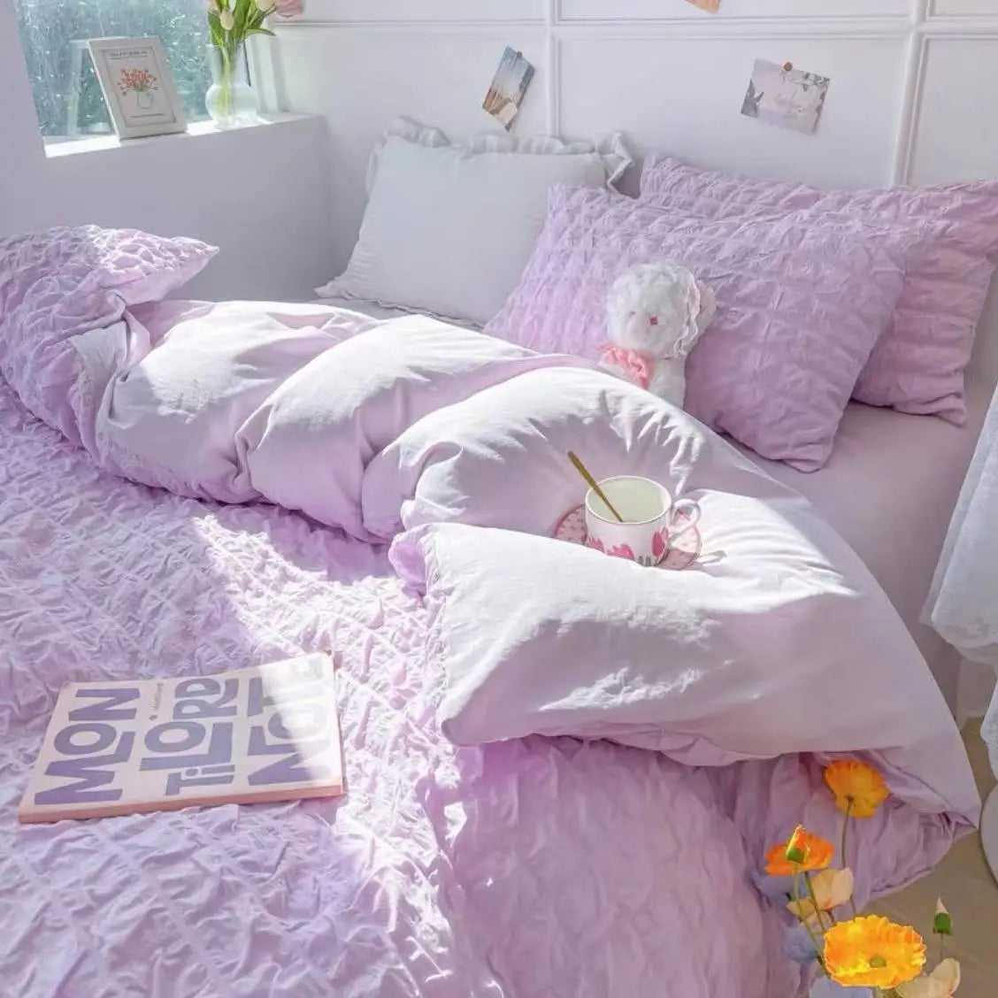 Parure de lit en coton lavé style français, effet froissé naturel, présentée sur un lit Queen dans une chambre romantique aux tons poudrés. Décoration Intérieure.