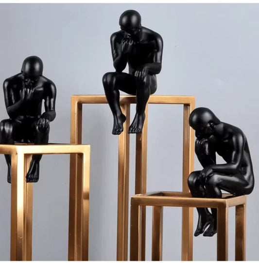 Sculpture Rodin penseur en métal noir avec cadre inox, décoration postmoderne pour chambre et maison. Décoration intérieure