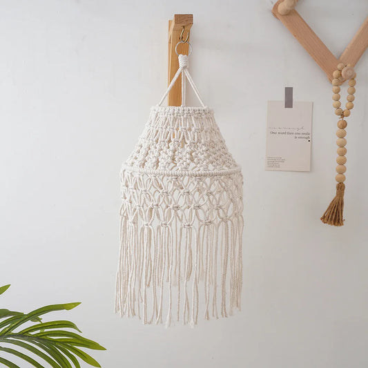 Abat-jour en macramé bohème fait main, suspendu dans une pièce lumineuse – décoration naturelle pour lampe de chevet ou plafonnier - Décoration intérieure