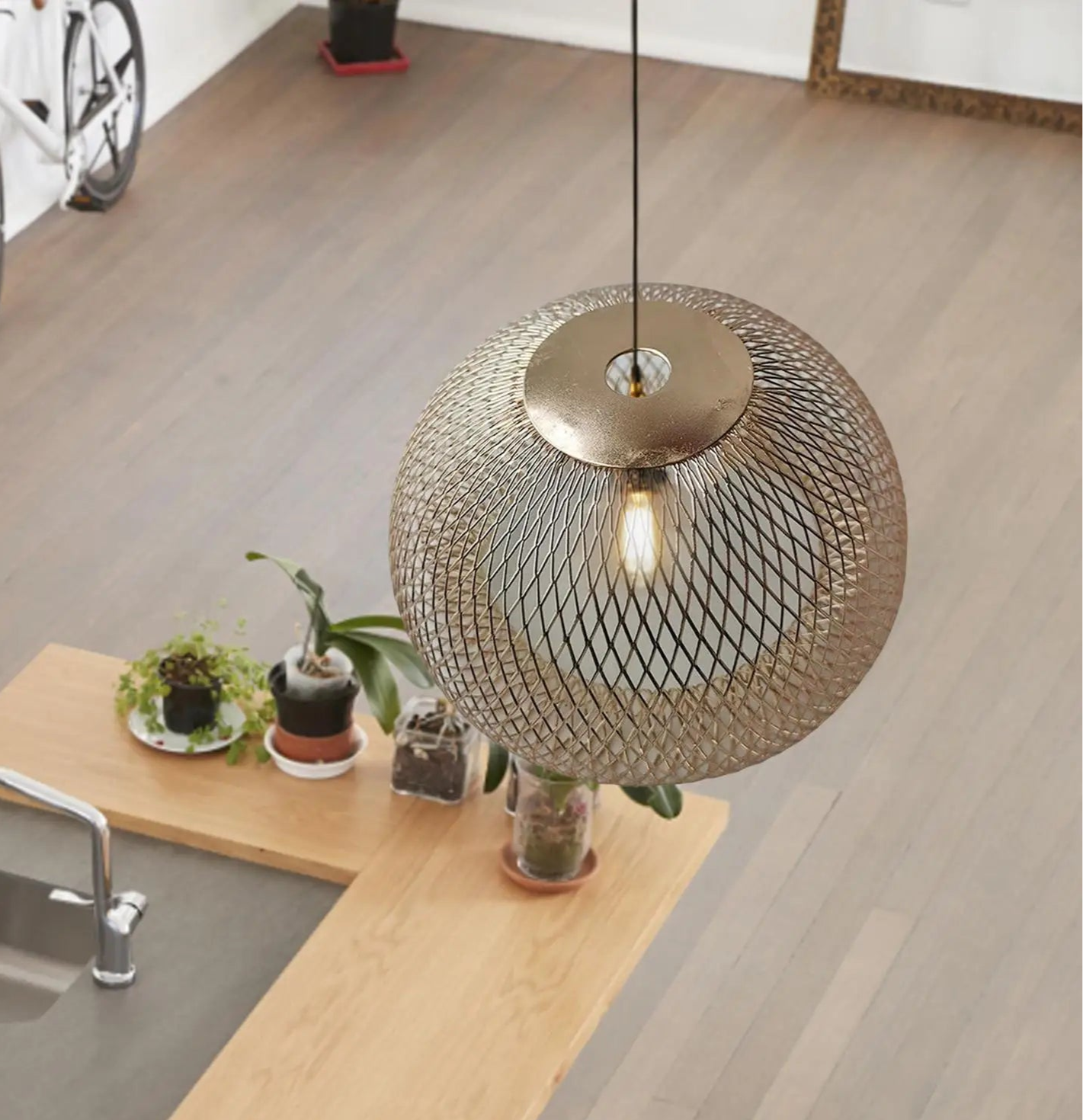 Abat-jour moderne en cage métallique suspendue, luminaire design pour salon ou bureau de style industriel - Décoration intérieure