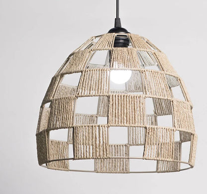 Abat-jour style nordique en rotin imitation suspendu au plafond dans une déco naturelle et minimaliste - Décoration intérieure
