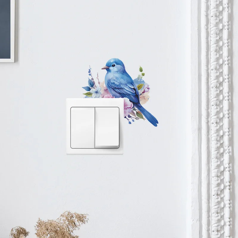 Autocollant décoratif représentant un oiseau de dessin animé regardant des plantes vertes et des fleurs, posé autour d’un interrupteur pour sublimer le mur avec douceur - Décoration intérieure