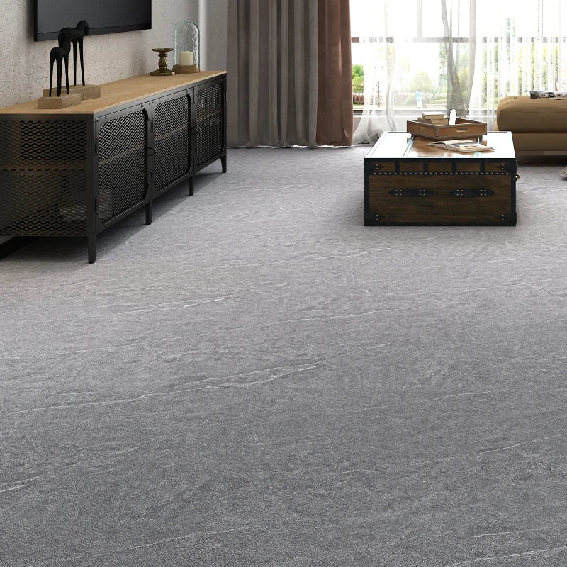 Autocollant de sol en PVC auto-adhésif de 40 cm posé sur carrelage dans une cuisine ou salle de bain, revêtement imperméable moderne facile à installer - Décoration intérieure