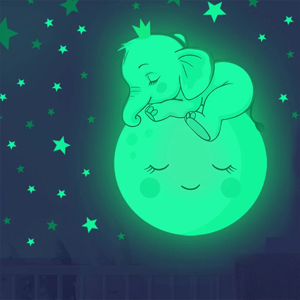 Autocollant mural lumineux représentant une lune et un éléphant endormi, posé dans une chambre d’enfant ou de bébé, effet phosphorescent apaisant dans le noir - Décoration intérieure