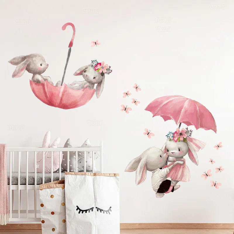 Autocollant mural représentant un lapin mignon, un papillon et un parapluie rose, décor posé sur le mur d’une chambre d’enfant ou de bébé au style doux et féerique - Décoration intérieure