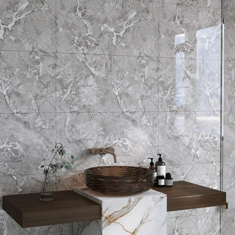 Autocollants PVC 30×30 cm effet marbre posés sur un sol de salle de bain, rendu élégant et résistant à l’humidité - Décoration intérieure