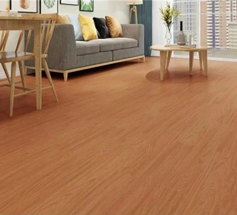 Autocollants de sol en vinyle PVC effet bois 40 × 15 cm posés sur carrelage dans un salon, revêtement épais, imperméable et décoratif au style chaleureux - Décoration intérieure