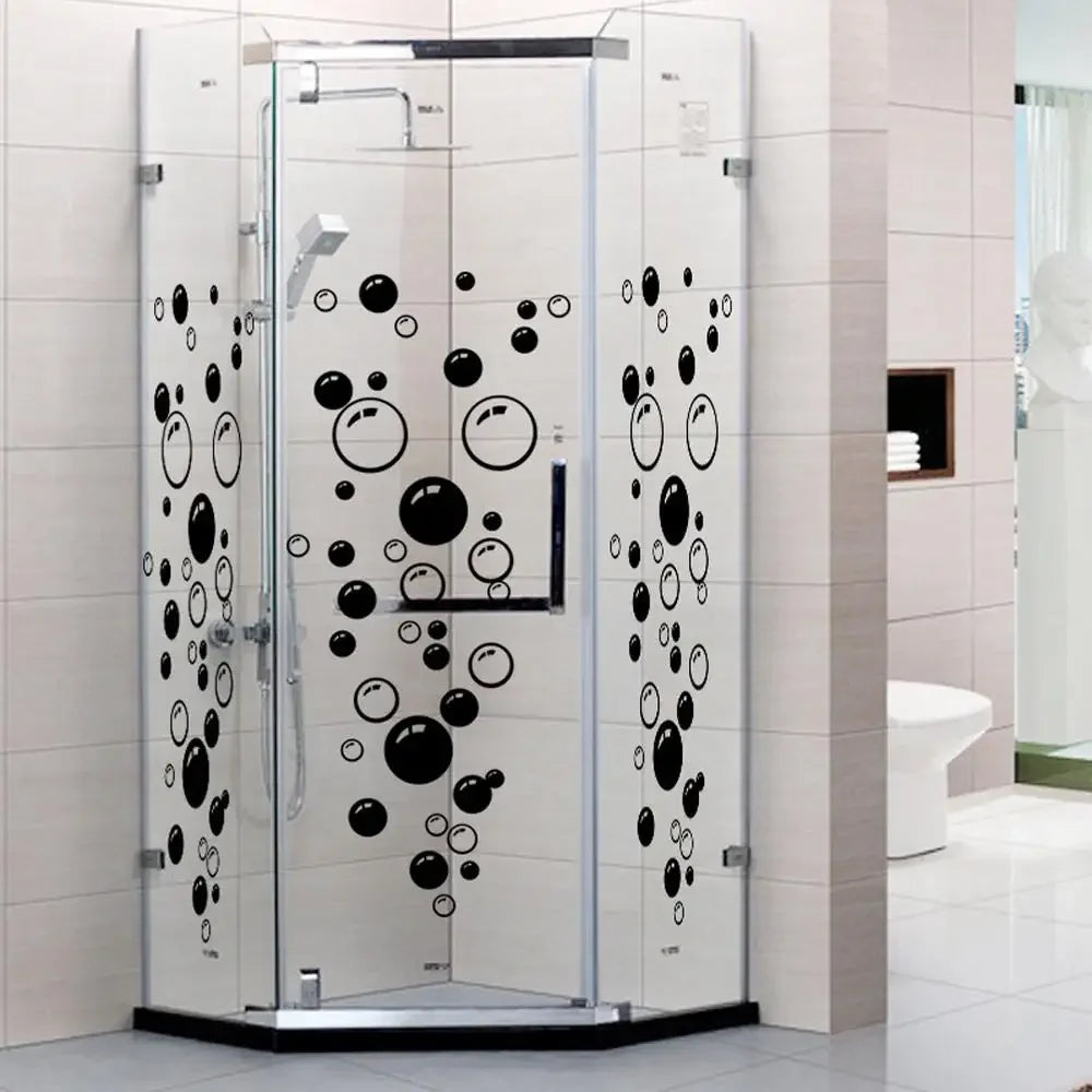 Autocollants muraux à bulles transparents posés sur une vitre de salle de bain, ambiance douce et amusante - Décoration intérieure