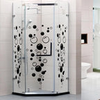 Autocollants muraux à bulles transparents posés sur une vitre de salle de bain, ambiance douce et amusante - Décoration intérieure