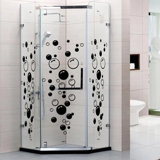 Autocollants muraux à bulles transparents posés sur une vitre de salle de bain, ambiance douce et amusante - Décoration intérieure