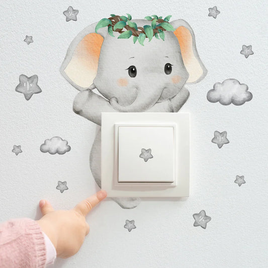 Autocollants muraux girafe, éléphant, ours et étoiles posés dans une chambre d’enfant, déco tendre et ludique sur mur clair - Décoration intérieure