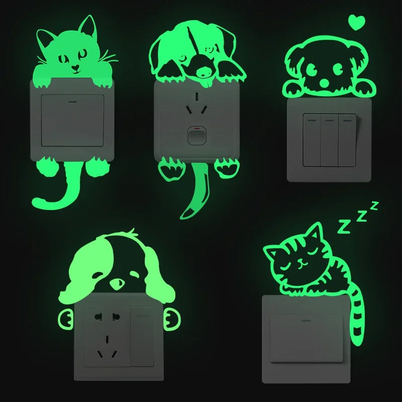 Autocollants muraux phosphorescents représentant un chat, des étoiles, une fée et la lune disposés autour d’un interrupteur dans une chambre d’enfant -  Décoration intérieure