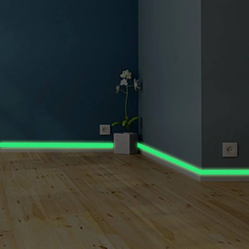 Bande lumineuse autocollante posée sur plinthe ou mur dans salon, décoration brillante visible la nuit pour intérieur personnalisé et DIY - Décoration intérieure