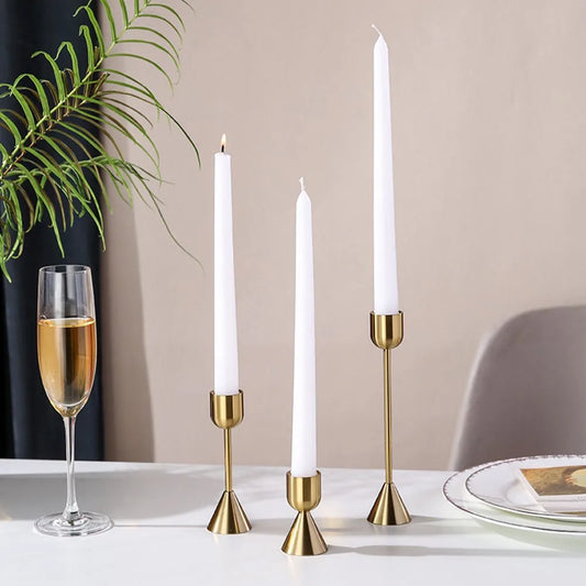 Bougeoirs de luxe en métal doré, chandeliers élégants pour décoration de mariage et centre de table raffiné. Décoration intérieure