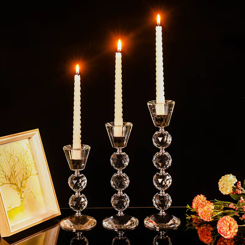 Bougeoirs romantiques en chandelier décoratif, ornement élégant pour dîner de mariage et ambiance aux chandelles. Décoration intérieure