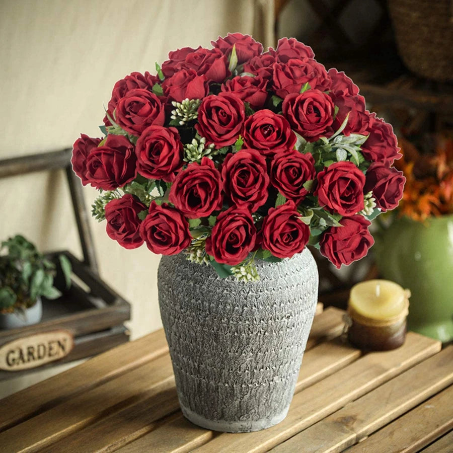 Bouquet de dix roses artificielles blanches en soie, fleurs réalistes et élégantes pour décoration chic ou mariage