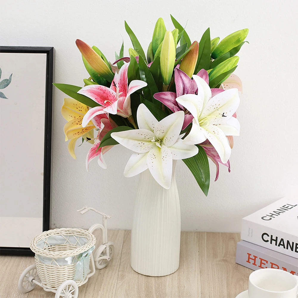Branche de lys artificielle blanche ultra réaliste en impression 3D, posée dans un vase déco
