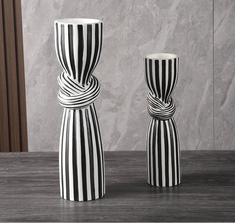 Chandelier rayé noir et blanc en céramique artisanale, bougeoir élégant pour décoration de mariage et centre de table moderne. Décoration intérieure