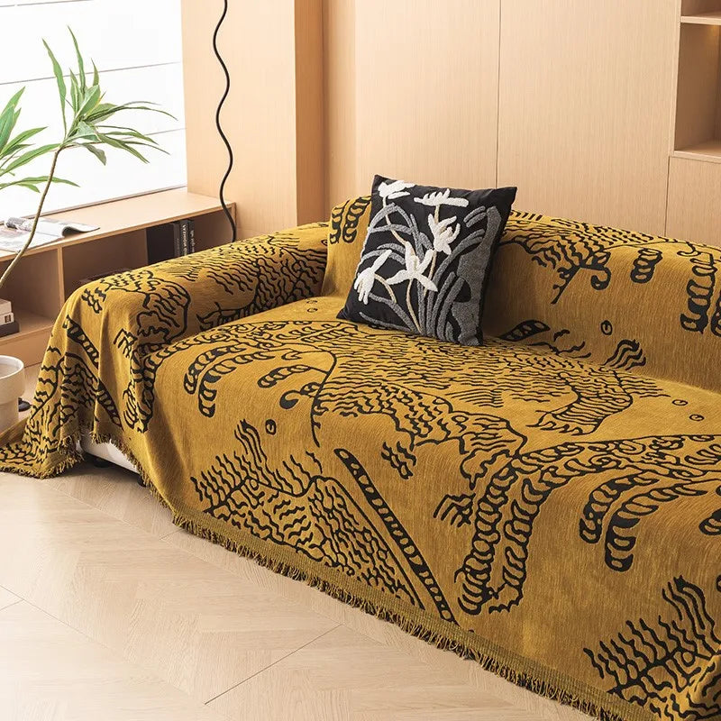 Couverture Funda-Juste motif tigre hawaïen posée sur un canapé, idéale pour animaux, camping ou pique-nique – style tropical et imperméable. Décoration intérieure