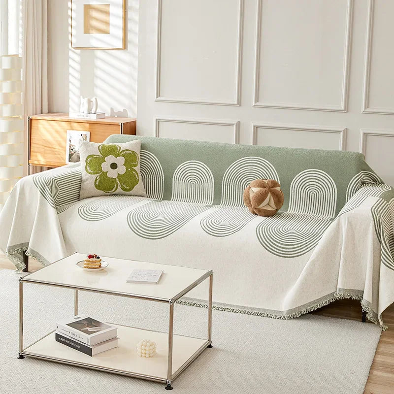 Couverture de canapé en chenille verte à motif géométrique ondulé, posée sur un canapé moderne – effet épais, antidérapant et déco tendance. Décoration intérieure
