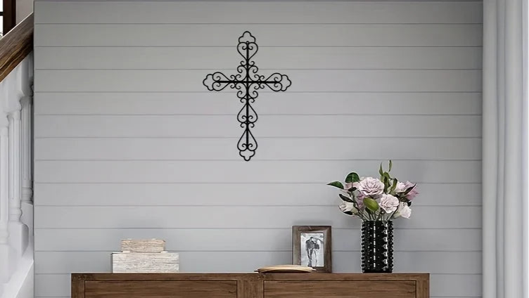 Croix murale en métal pour décoration intérieure élégante
