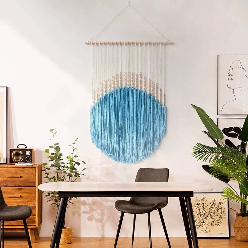 Décoration murale en macramé demi-cercle tissé à la main, suspendue dans une pièce lumineuse au style nordique, avec coussins et plantes en arrière-plan - Décoration intérieure