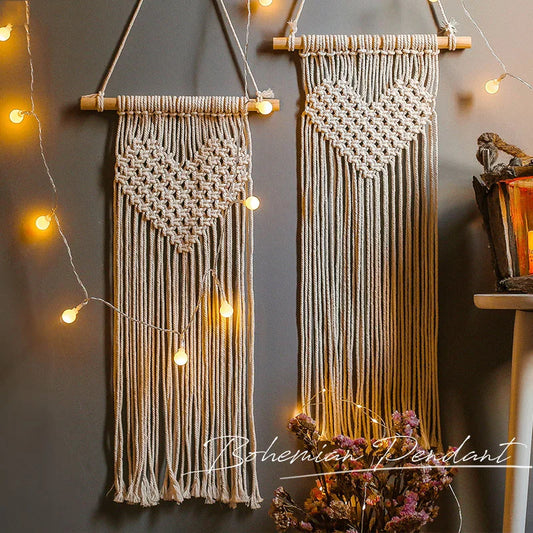 Décoration murale en macramé en forme de cœur, tissée à la main en corde de coton, suspendue dans une chambre au style bohème romantique - Décoration intérieure
