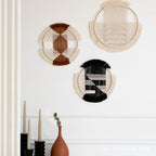 Décoration murale ronde en macramé blanc tissée à la main, suspendue dans un intérieur nordique et épuré - Décoration intérieure