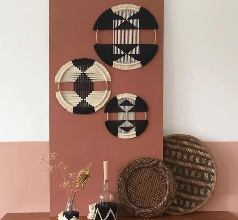 Décoration murale ronde en macramé tissé à la main, style nordique, en coton naturel suspendue sur mur blanc - Décoration intérieure