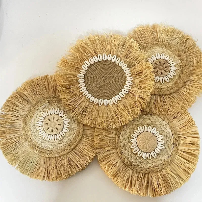 Décoration murale ronde en raphia naturel tissée à la main, style bohème et scandinave, suspendue dans un intérieur lumineux et épuré - Décoration intérieure