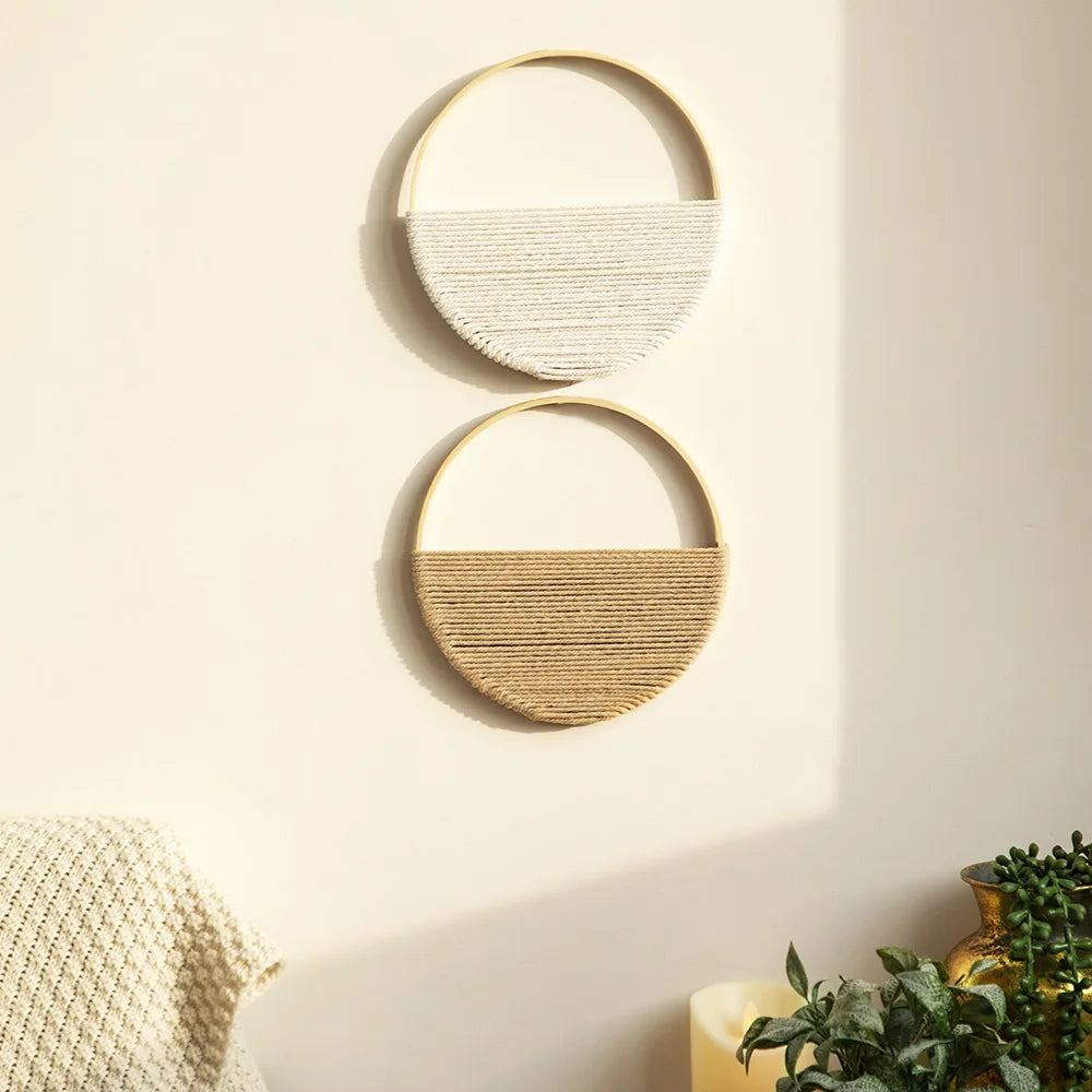 Deux tentures murales en macramé beige tissées à la main, suspendues sur des chevilles en bois, style bohème chic pour décoration intérieure -Décoration intérieure