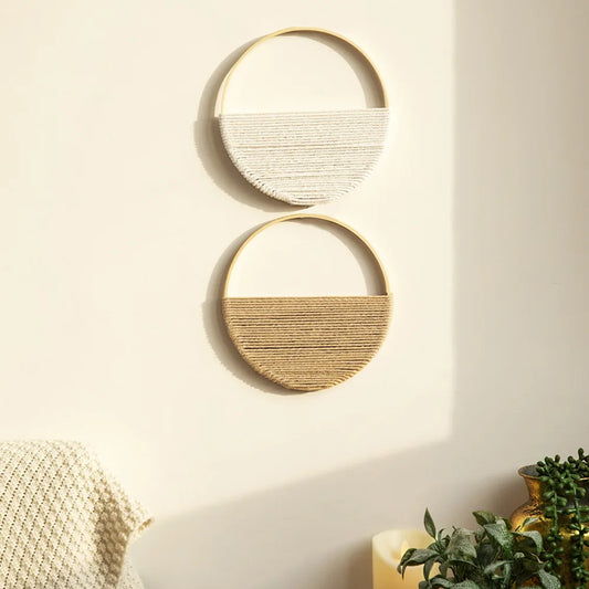 Deux tentures murales en macramé beige tissées à la main, suspendues sur des chevilles en bois, style bohème chic pour décoration intérieure -Décoration intérieure