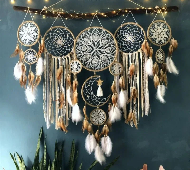 Ensemble de 5 attrape-rêves en macramé beige, motifs lune et étoile, suspendus sur un mur dans une chambre d’enfant au style bohème - Décoration intérieure