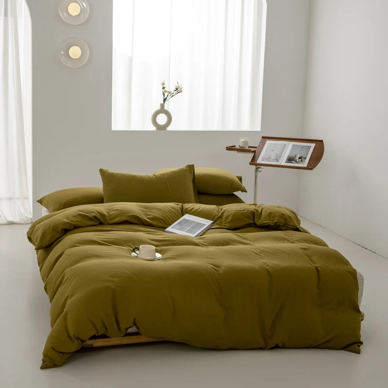 Ensemble de literie japonais en coton lavé doux, housse de couette monochrome et taies d’oreiller, présenté sur un lit Queen dans une chambre zen au style japandi. Décoration Intérieure.