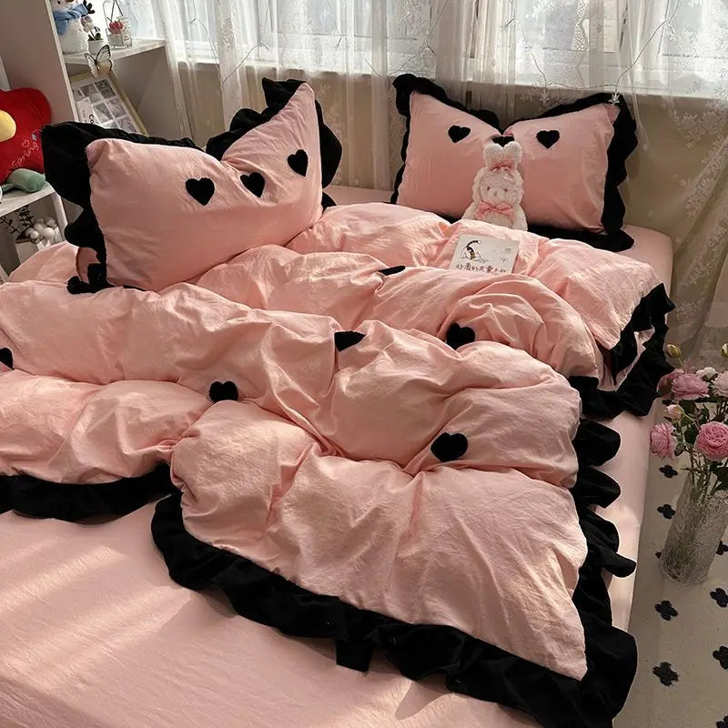 Ensemble de literie princesse avec housse de couette à volants et nœud rose, présenté sur un lit Queen dans une chambre douce et féminine. Décoration Intérieure.