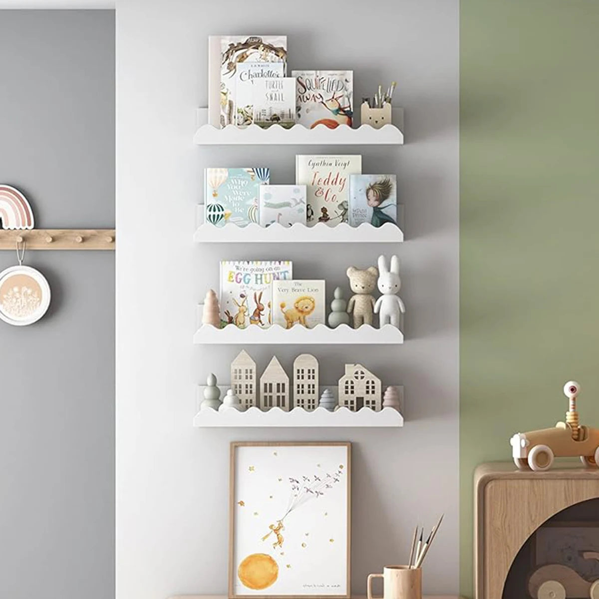 Etagère murale design  en bois blanc ondulé pour livres et décoration