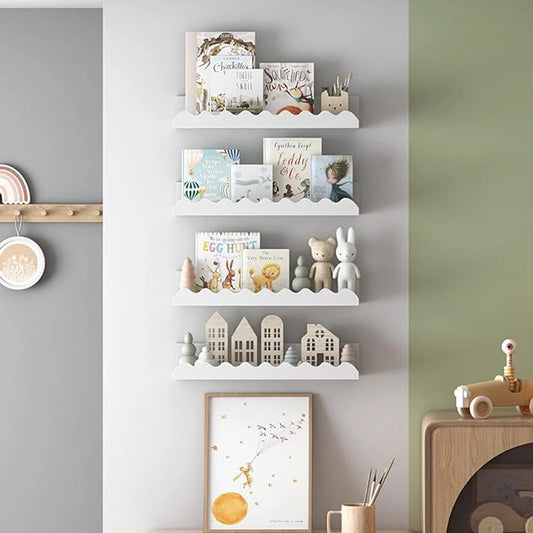 Etagère murale design  en bois blanc ondulé pour livres et décoration