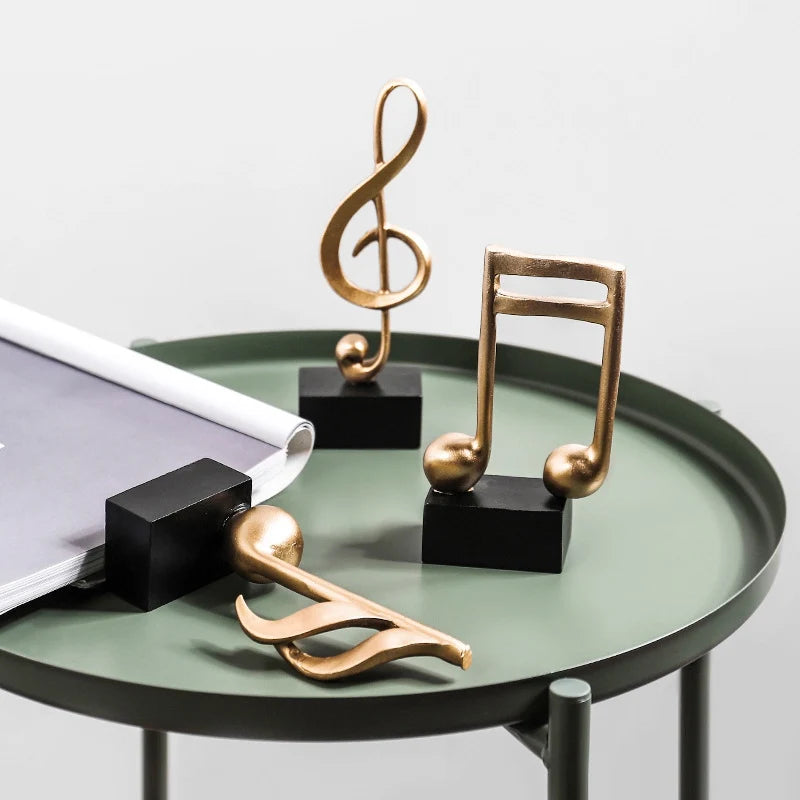 Figurine dorée en forme de note de musique pour décoration intérieure artistique et élégante"