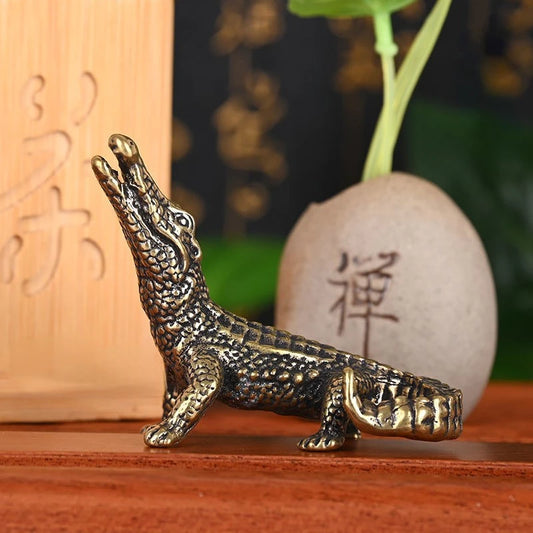 Figurine miniature de crocodile en bronze antique pour décoration intérieure au style vintage et original