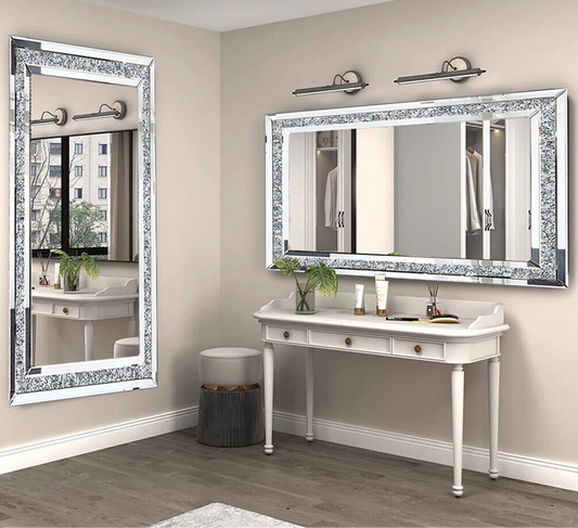 Grand miroir mural décoratif sans cadre en cristal dans salle de bain argenté avec strass scintillants, idéal pour décoration intérieure maison ou hôtel - Décoration intérieure