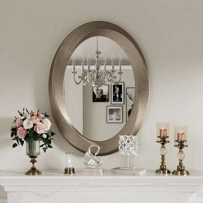 Grand miroir mural ovale baroque en verre argenté avec cadre en laiton doré, posé dans une pièce au décor moderne et minimaliste - Décoration intérieure