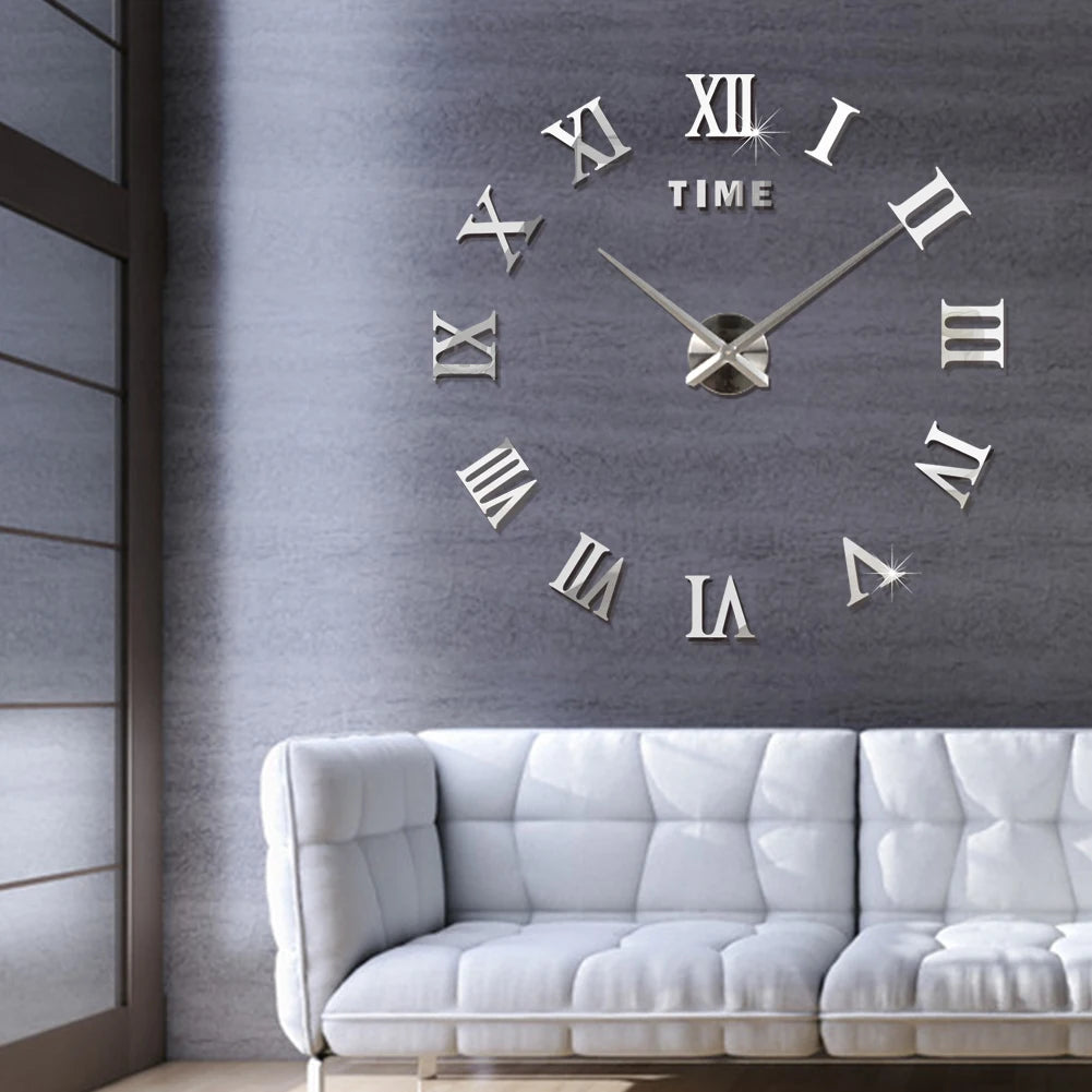 Grande horloge murale 3D en acrylique miroir, design DIY avec chiffres autocollants, posée sur un mur de salon contemporain - Décoration intérieure