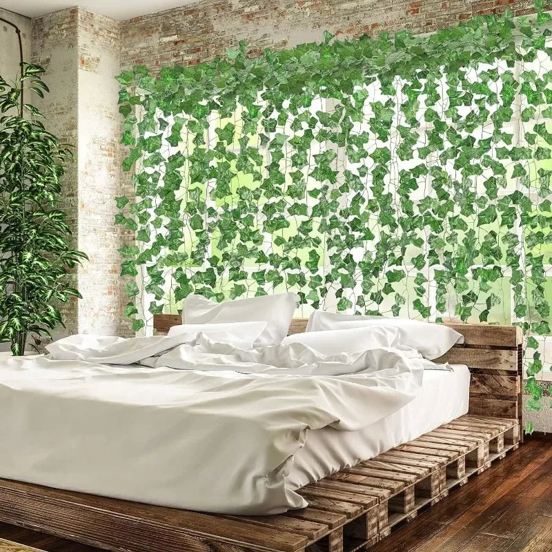 Guirlande de lierre artificiel vert suspendue sur un mur, décoration végétale réaliste en intérieur.