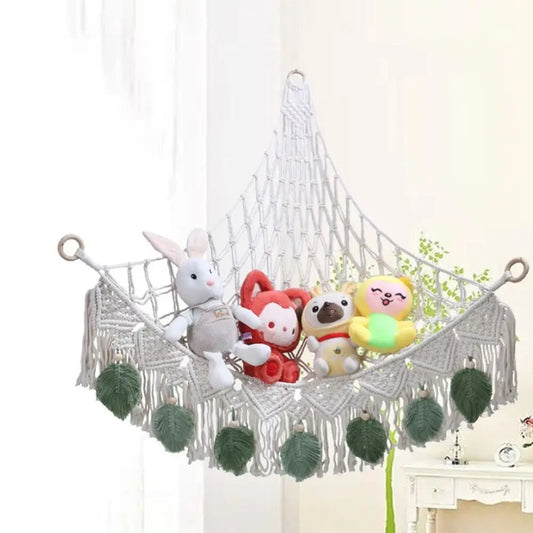 Hamac mural en macramé suspendu dans une chambre d’enfant, rempli de peluches colorées, rangement déco bohème et pratique - Décoration intérieure