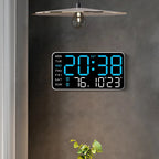 Horloge murale numérique LED au design épuré, affichant heure, date, température et jour de la semaine dans une pièce au style contemporain - Décoration intérieure