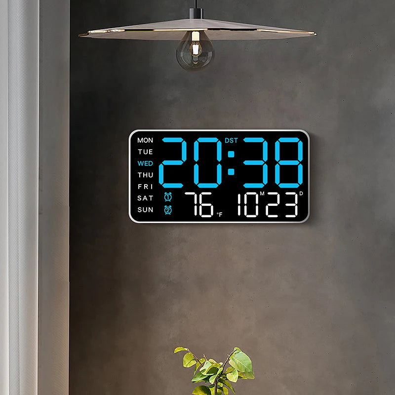 Horloge murale numérique LED au design épuré, affichant heure, date, température et jour de la semaine dans une pièce au style contemporain - Décoration intérieure
