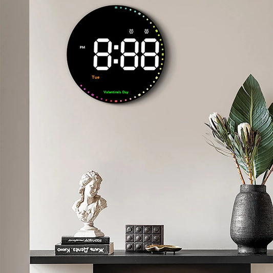 Horloge murale numérique LED avec grand écran affichant l’heure, la température, l’humidité et le calendrier, réglable avec télécommande dans un intérieur moderne - Décoration intérieure