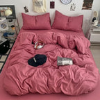 Housse de Couette en coton lavé de couleur Unie, effet froissé naturel, présentés sur un lit Queen dans une chambre épurée aux tons neutres. Décoration Intérieure.